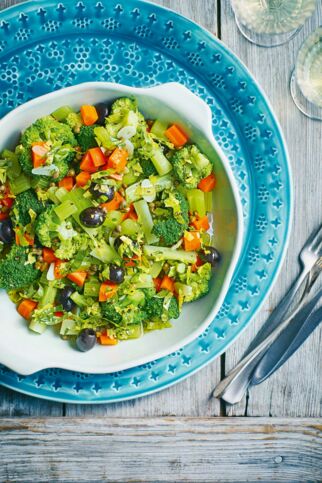 Buntes Antipasti-Gemüse mit Oliven Buntes Antipasti-Gemüse mit Oliven