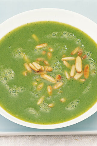 Brokkolicreme mit gerösteten Pinienkernen Brokkolicreme mit gerösteten Pinienkernen