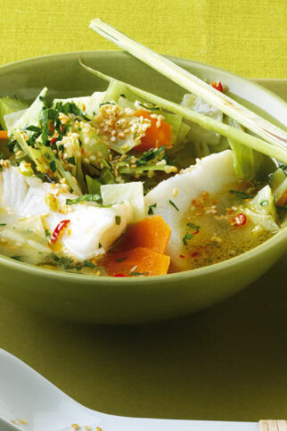 Asiatische Fischsuppe mit Gemüse Asiatische Fischsuppe mit Gemüse