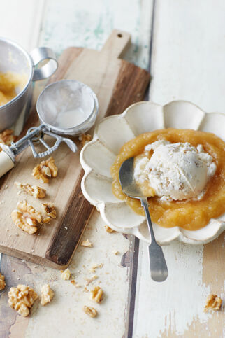 Maple-Walnut-Eis mit Chai-Apfelmus Maple-Walnut-Eis mit Chai-Apfelmus