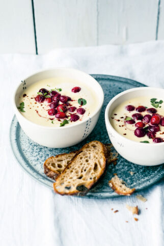 Bergkäsesuppe mit Balsamico-Cranberrys Bergkäsesuppe mit Balsamico-Cranberrys