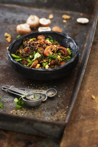 Pilzsalat mit schwarzem Reis und Walnuss-Vinaigrette