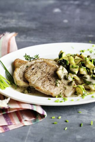 Minutensteaks mit Zucchini-Kapern-Sauce Minutensteaks mit Zucchini-Kapern-Sauce