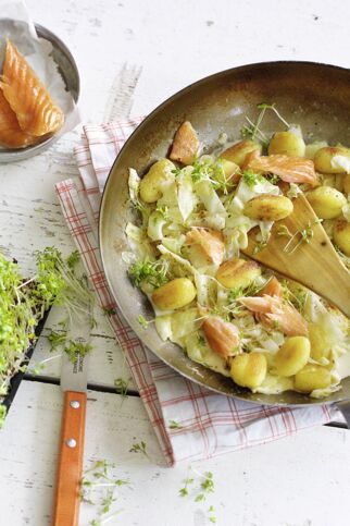 Spitzkohl-Gnocchi-Pfanne mit Lachs Spitzkohl-Gnocchi-Pfanne mit Lachs