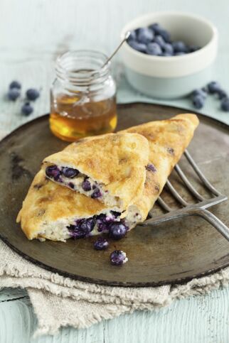 Luftiges Heidelbeer-Omelett mit Mandeln Luftiges Heidelbeer-Omelett mit Mandeln