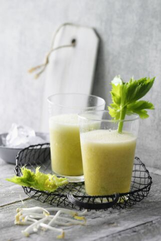 Sommerfrische mit Sellerie und gemischten Sprossen Sommerfrische mit Sellerie und gemischten Sprossen