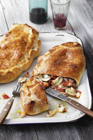 Calzone mit Schinken und Champignons Calzone mit Schinken und Champignons