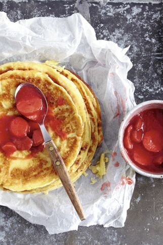 Crespelle mit Erdbeer-Rhabarber-Kompott Crespelle mit Erdbeer-Rhabarber-Kompott