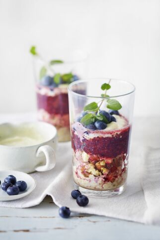 Hafer-Nuss-Granola mit Heidelbeeren Hafer-Nuss-Granola mit Heidelbeeren