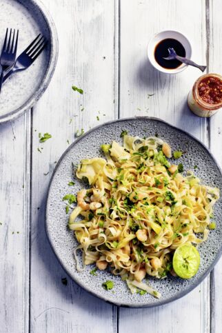 Reisnudel-Kohl-Pfanne mit Garnelen Reisnudel-Kohl-Pfanne mit Garnelen