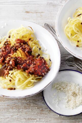 Steckrübenspaghetti mit Linsenbolognese Steckrübenspaghetti mit Linsenbolognese