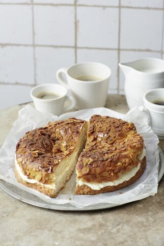 Bienenstich mit Orangenblüten-Creme Bienenstich mit Orangenblüten-Creme