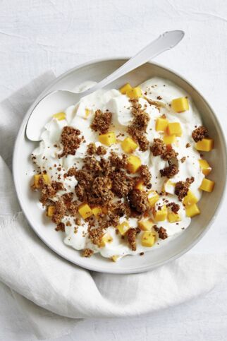 Quarkspeise mit Mango und Weizenkleie-Crumbles Quarkspeise mit Mango und Weizenkleie-Crumbles