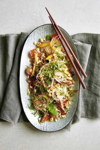 Glasnudelsalat mit Erdnüssen und Steakstreifen Glasnudelsalat mit Erdnüssen und Steakstreifen