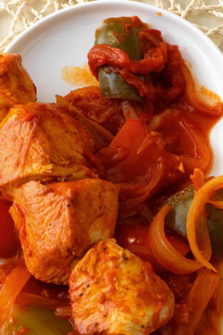 Putenschaschlik in feuriger Paprika-Zwiebel-Sauce