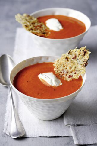 Tomaten-Paprika-Suppe mit Parmesanchips