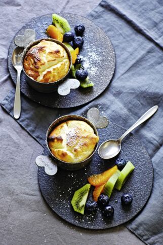 Tonka-Quark-Soufflé mit Früchte-Deko Tonka-Quark-Soufflé mit Früchte-Deko
