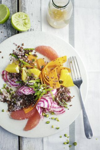 Quinoasalat mit Zuckerschoten und Zitrusfrüchten