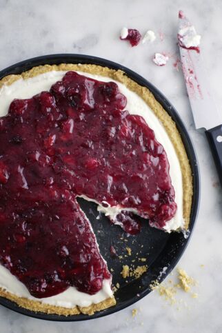 Dinkel-Tarte mit Joghurt-Mousse und Cranberrykompott Dinkel-Tarte mit Joghurt-Mousse und Cranberrykompott