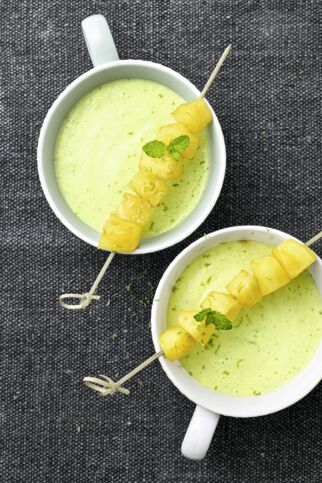 Avocado-Kokos-Kaltschale mit Ananasspieß Avocado-Kokos-Kaltschale mit Ananasspieß