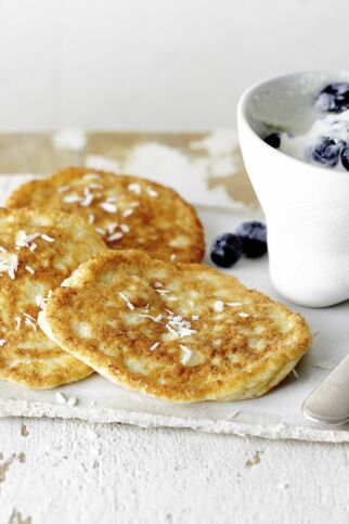 Kokos-Pancakes mit Heidelbeerjoghurt