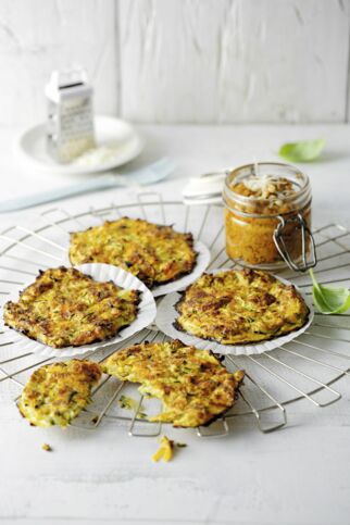 Parmesan-Zucchini-Puffer mit Pesto rosso Parmesan-Zucchini-Puffer mit Pesto rosso