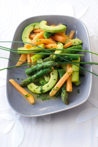 Lauwarmer Spargelsalat mit Melone und Avocado Lauwarmer Spargelsalat mit Melone und Avocado