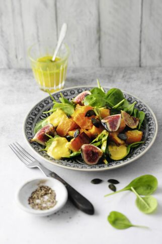 Lauwarmer Kürbissalat mit Kurkumadressing Lauwarmer Kürbissalat mit Kurkumadressing