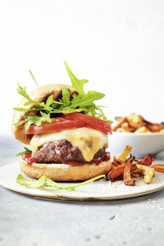 Cheeseburger mit Gemüsefritten Cheeseburger mit Gemüsefritten