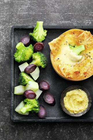 Ofenkäse mit Birnensenf und buntem Gemüse Ofenkäse mit Birnensenf und buntem Gemüse