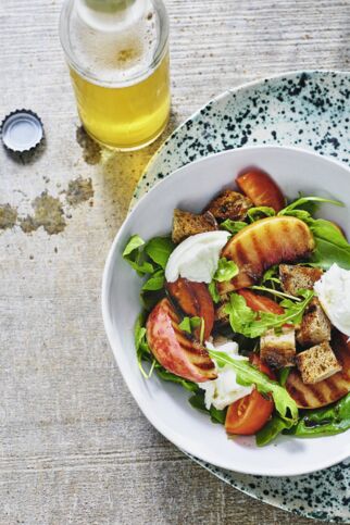 Brotsalat mit gegrillten Nektarinen Brotsalat mit gegrillten Nektarinen