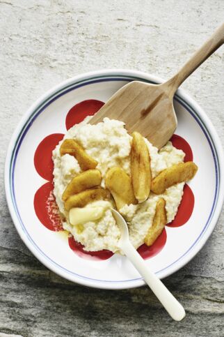 Grießbrei mit Zimtäpfeln