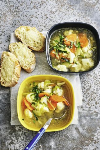 Gemüsesuppe mit Käsetoast Gemüsesuppe mit Käsetoast