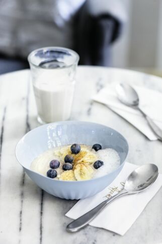 Buchweizen-Nuss-Porridge mit Banane und Beeren Buchweizen-Nuss-Porridge mit Banane und Beeren