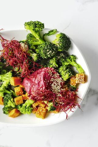 Glow Bowl mit Rote-Bete-Hummus Glow Bowl mit Rote-Bete-Hummus