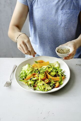 Spargelsalat mit Zucchini und Tomaten Spargelsalat mit Zucchini und Tomaten