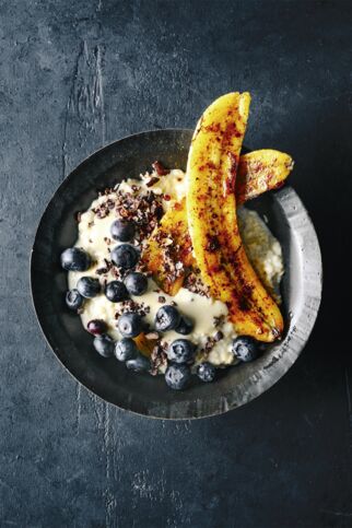 Porridge mit Kakao-Nibs und Banane Porridge mit Kakao-Nibs und Banane