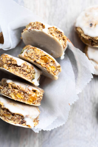 Kleine Lebkuchenbissen auf Oblaten Kleine Lebkuchenbissen auf Oblaten