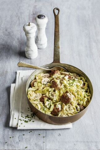 Hackbällchen auf Spitzkohl-Tagliatelle Hackbällchen auf Spitzkohl-Tagliatelle
