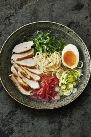 Ramen mit Hähnchenbrust, Wakame und Ingwer Ramen mit Hähnchenbrust, Wakame und Ingwer
