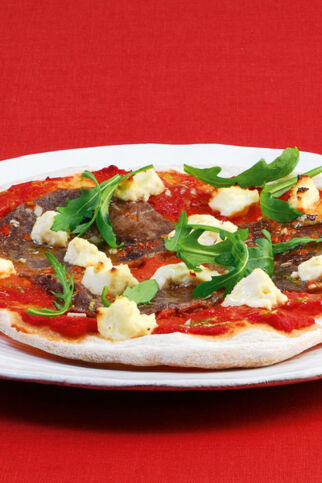 Pizza mit Rinderfilet, Ricotta und Rucola Pizza mit Rinderfilet, Ricotta und Rucola