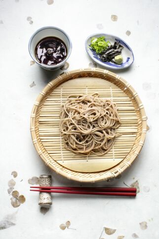 Kalte Soba-Nudeln mit Würzbrühe Kalte Soba-Nudeln mit Würzbrühe