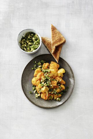 Paprika-Sahne-Blumenkohl mit Kräuter-Nuss-Topping Paprika-Sahne-Blumenkohl mit Kräuter-Nuss-Topping