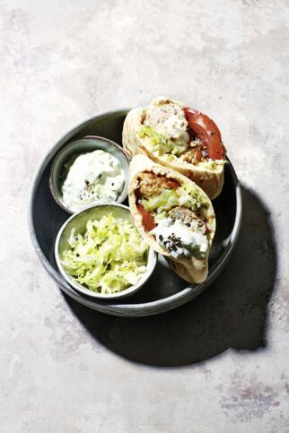 Bifteki im Pita-Brot mit Krautsalat und Zaziki