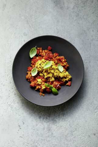 Linsen-Shakshuka mit Tofu-Rührei und Basilikum Linsen-Shakshuka mit Tofu-Rührei und Basilikum