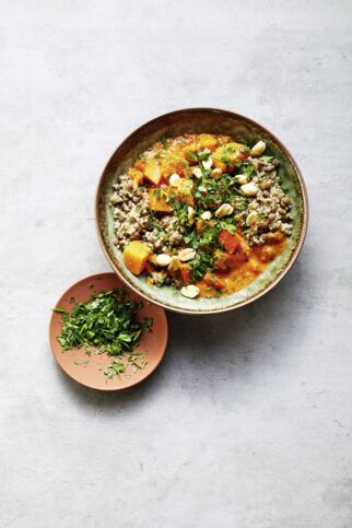 Kürbis-Tomaten-Curry mit Linsen-Quinoa-Mix und Erdnüssen Kürbis-Tomaten-Curry mit Linsen-Quinoa-Mix und Erdnüssen
