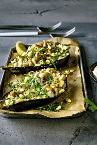Gebackene Aubergine mit Couscous und Tahin
