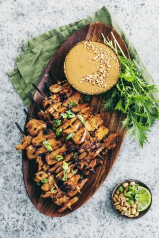 Saté-Spieße mit Erdnussdip Saté-Spieße mit Erdnussdip