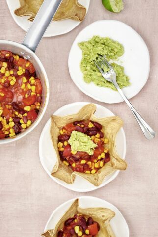 Veggie-Chili in Tortilla-Bowls