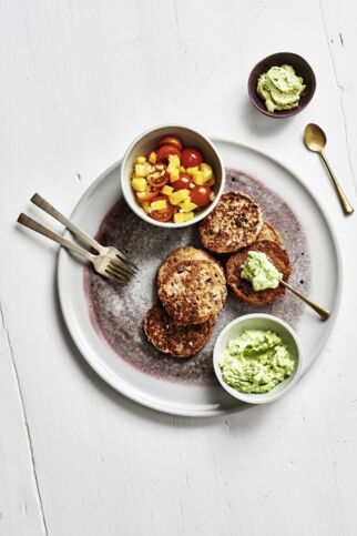 Redbean-Puffer mit Avocado-Dip und Tomaten-Mango-Salat Redbean-Puffer mit Avocado-Dip und Tomaten-Mango-Salat